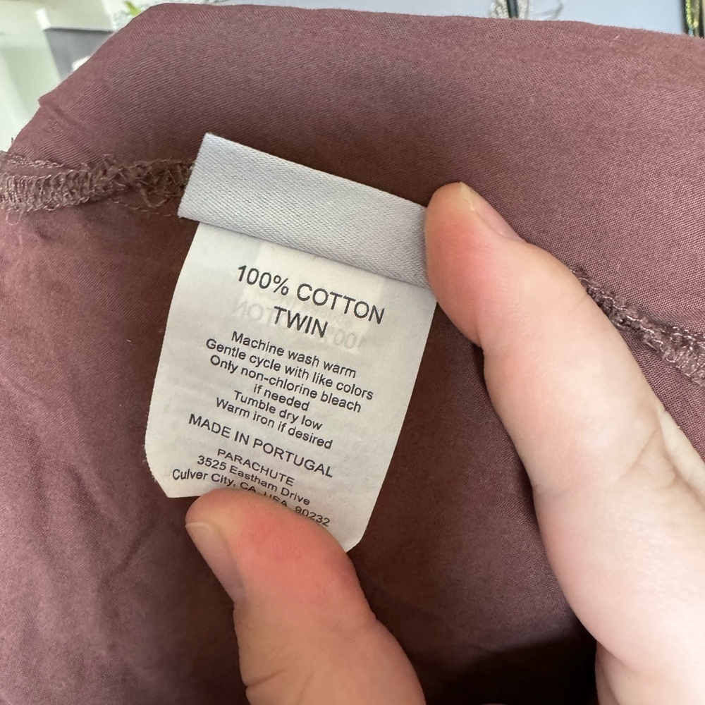 Parachute FITTED twin percale sheet colour raisin